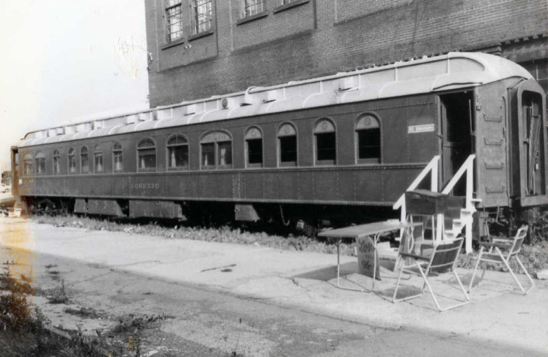 Detail of center car guest berth adjacent to marble walled bath, pre